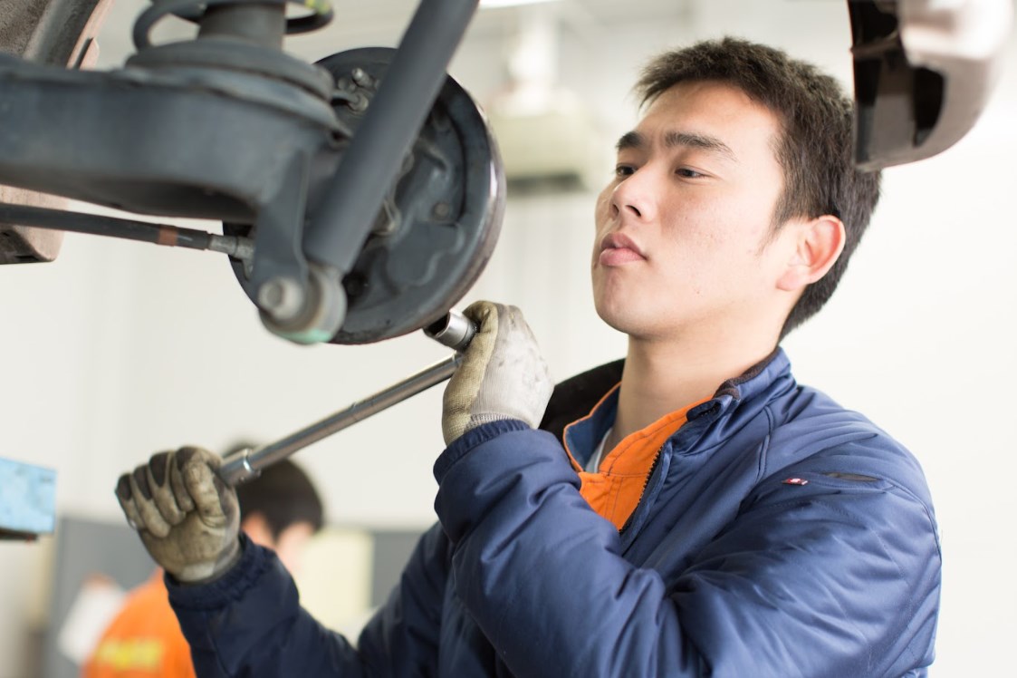 車検スタッフ_仕事風景